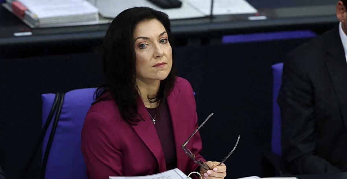 这位女部长的访华，预示“默克尔时代”的回归？德国现在没得选了

德国经济部长赖歇