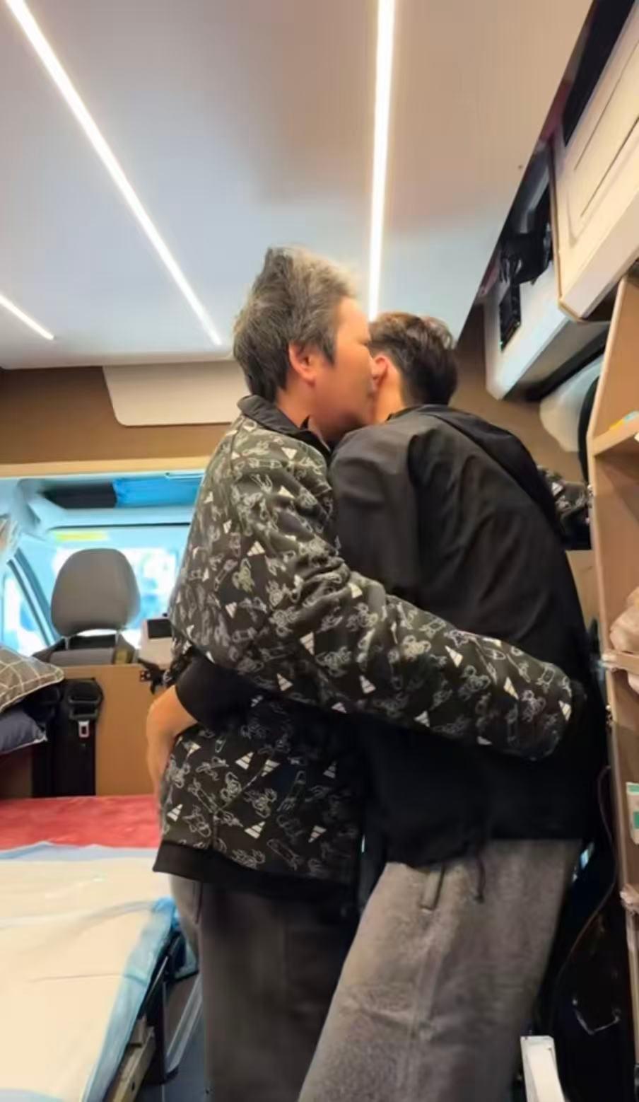 我不想让妈妈的后半辈子只在家看天，我想陪她看遍祖国河山。”近期，一位湖北黄冈小伙