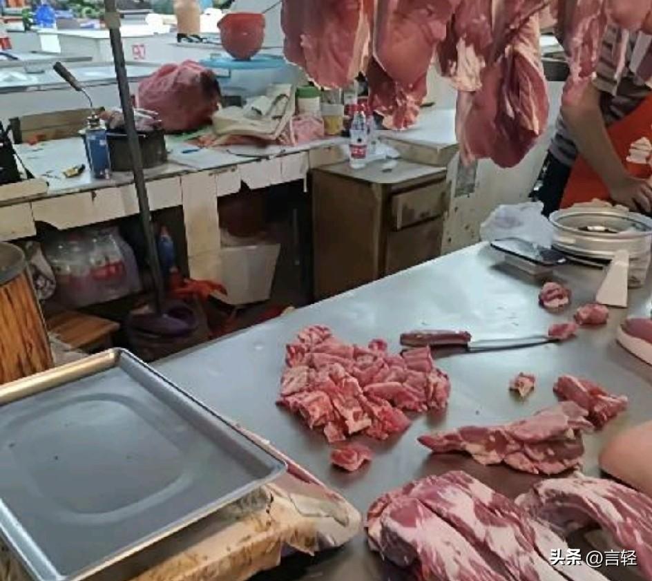 女顾客花96块钱买了块排骨，钱都付了
就说了一句“不用剁，整块带走”，结果摊主当