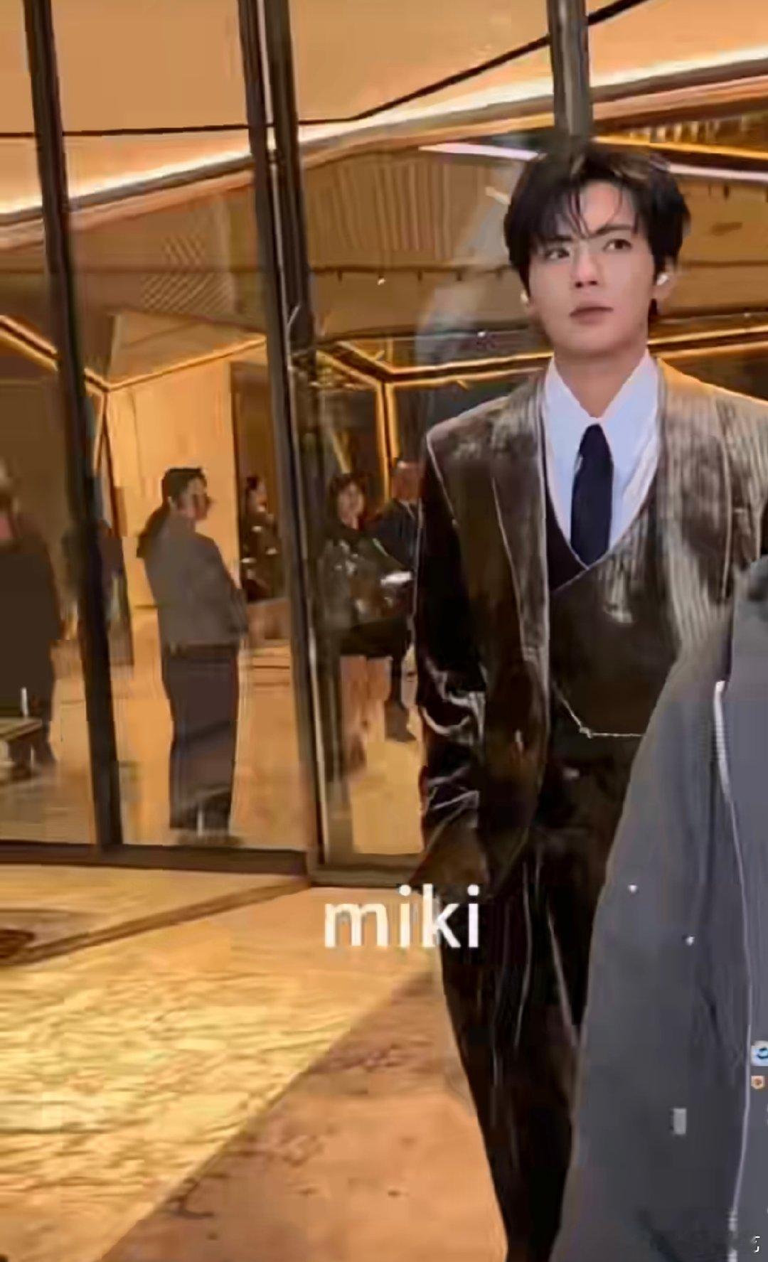 毕雯珺澳门活动 澳门电影节的颜值暴击！一身丝绒西装质感绝了，贵气十足的小王子，帅