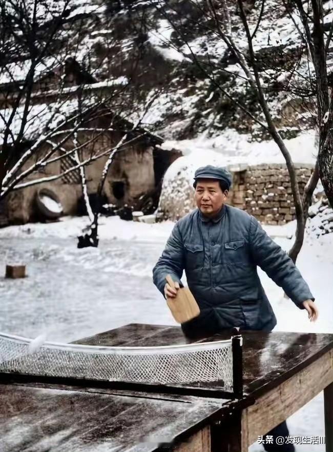 胡宗南大军压境，黄土高原烽火漫天。而就在那孔积雪覆盖的土坯窑洞前，教员身着满是皱