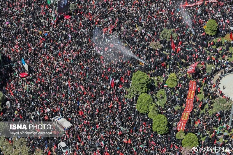 450万民众聚集在麦什哈德，参加最高领袖哈梅内伊的最后安葬仪式。至此，哈梅内伊的