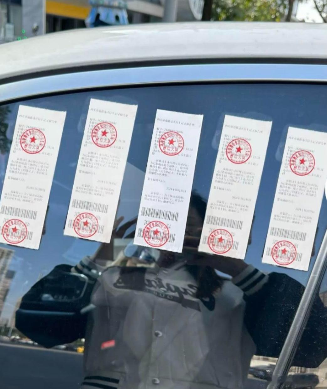 #警方辟谣西安一汽车被连贴5张罚单# 这一看就是复制的图片，也太假了。可是，你说