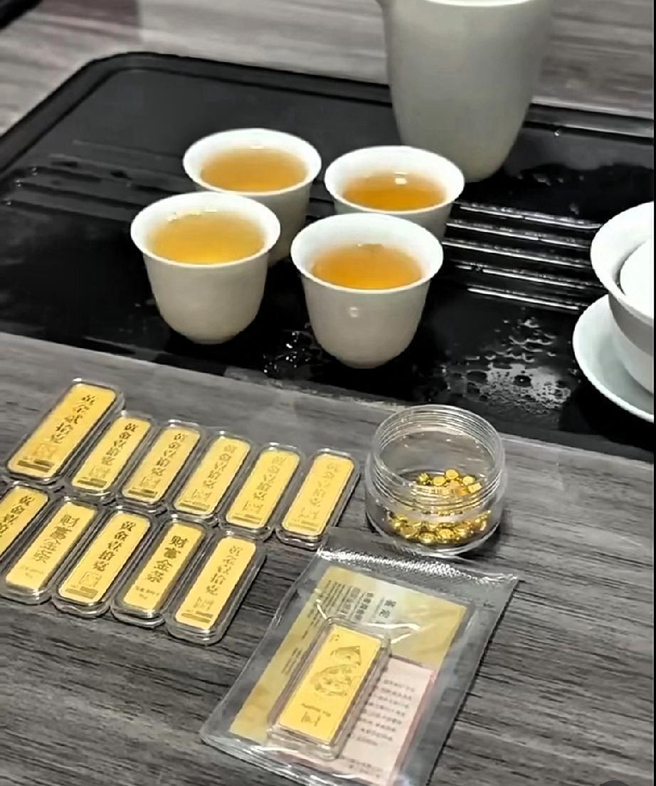 今天买黄金的人，
现在估计睡着都要笑醒了，
7月24日，大盘金价一度猛跌到了
8