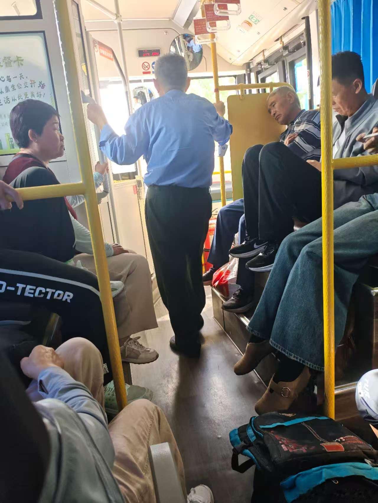 我回老家倒了6次公交车，跨越5个县区，有时公交车上就我一个乘客、有时很拥挤，也见