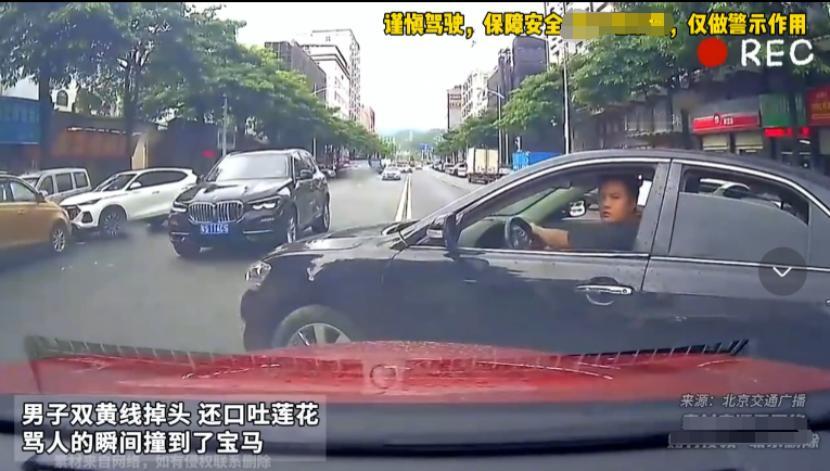 报应不爽！广东东莞，一车主正行驶在马路上，相同行驶方向的一辆汽车不管道路中间的双