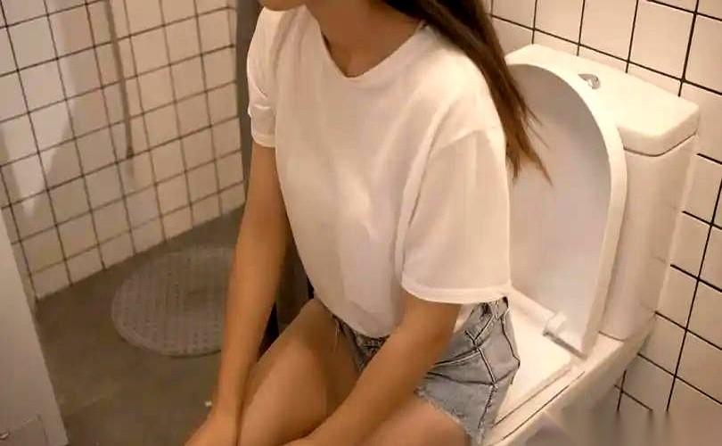 一个女人每天去几次厕所，这件事背后，可能藏着肾脏的求救信号。
很多人一天上四到六