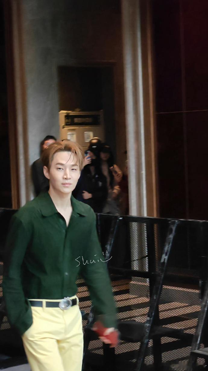 刘宪华南京线下活动造型刘宪华现身南京 刘宪华南京线下活动现场，粉丝呼唤声此起彼伏