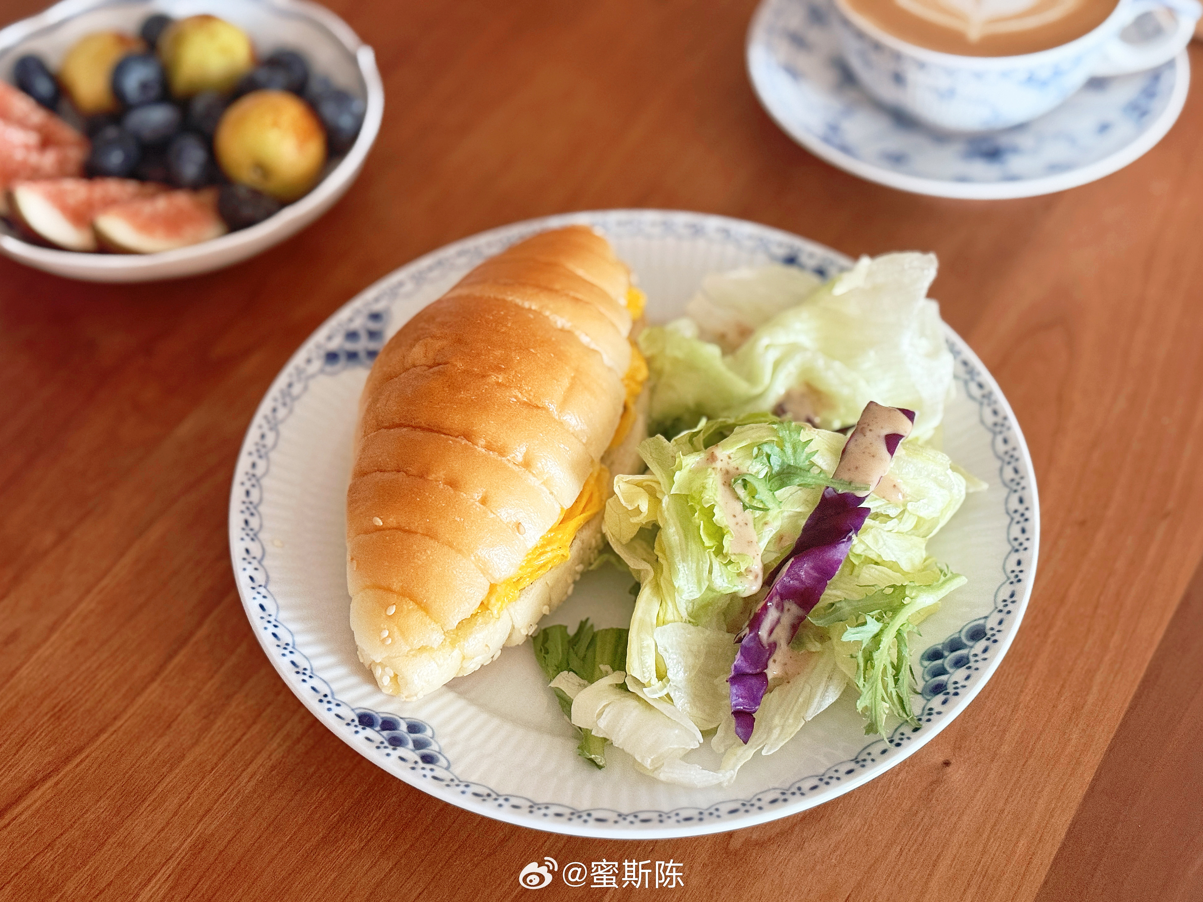 新周加油！今日早餐：盐面包三明治，蔬菜沙拉，拿铁咖啡，水果。元气早餐[超话]咖啡