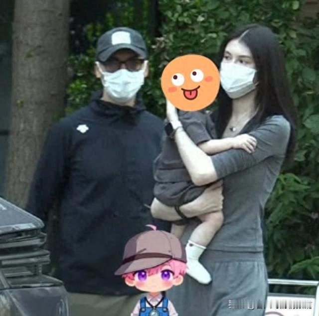 何穗陈伟霆遛娃被拍！娘俩同款冷白皮，娃的腿基因太绝了