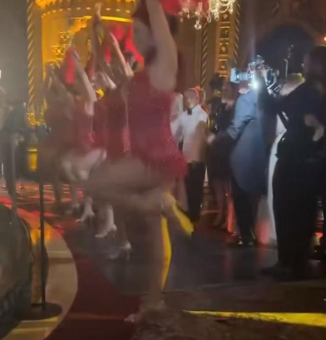 这操作真的刷新三观，就在4200万美国人等着食品券活命的时候，特朗普在自己的海湖