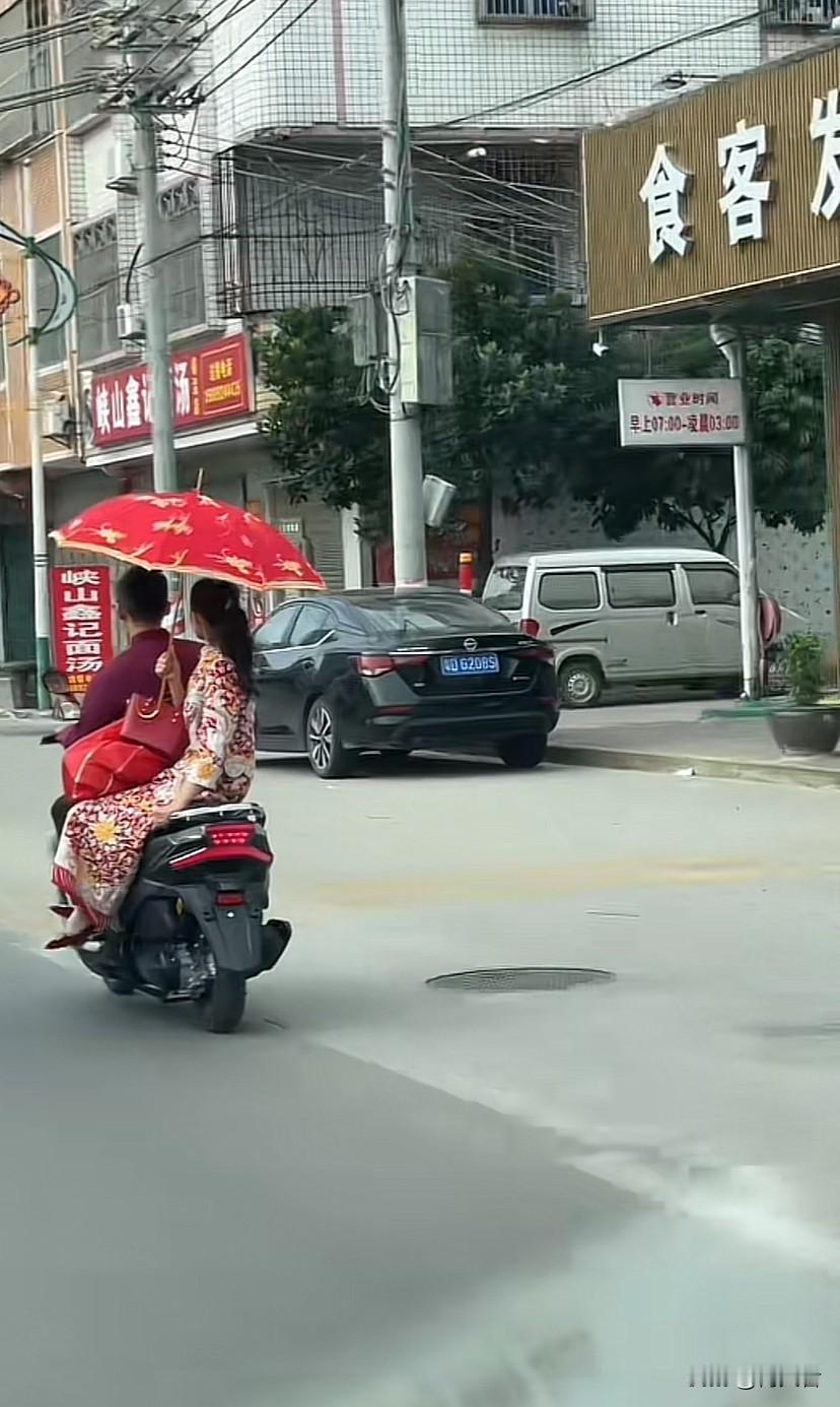 拍到这一幕，感觉他们真的很幸福，不需要物质上的轰轰烈烈，真的让千万人羡慕嫉妒！