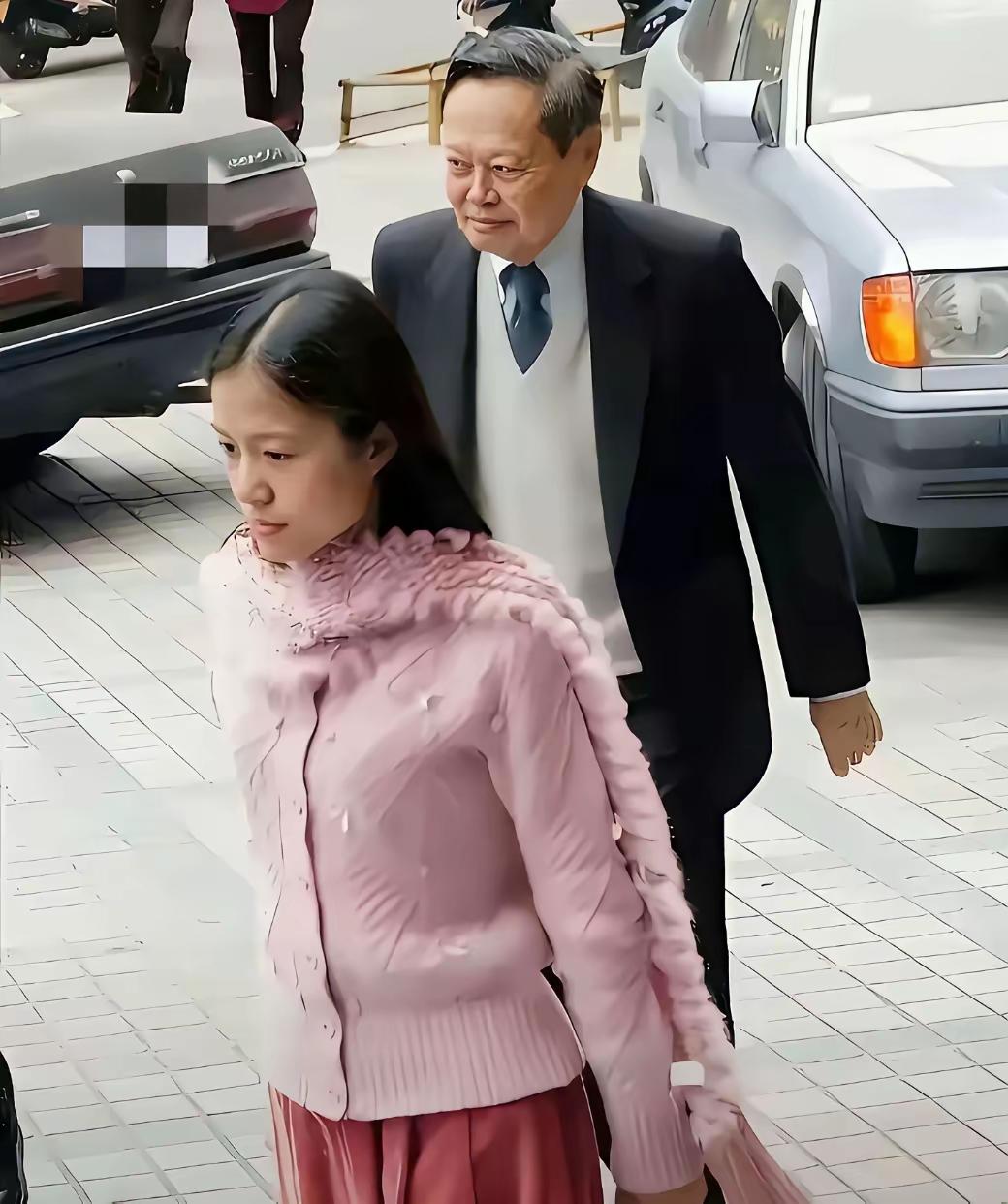 结婚领证时的照片，28岁的年龄嫁给了一个82岁的爷爷辈，无儿无女，灵魂伴侣，心该