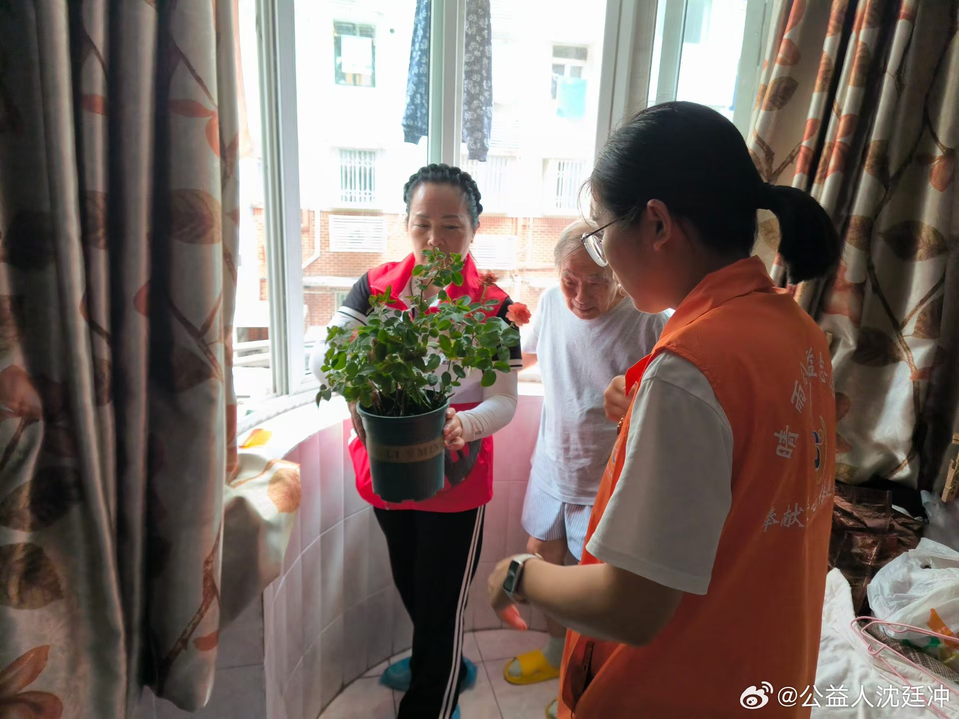 晴雨公益“巴威”防台志愿者突击队防台，帮助老年群体，辅助社区居民关好门窗。街道后