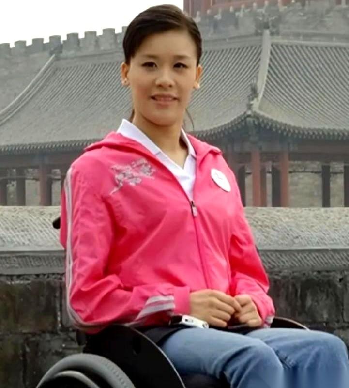 高位截瘫的桑兰，指着全家福上的一块空白，对丈夫黄健说：“我想再生一个，给儿子添个