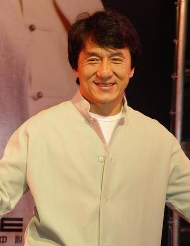 成龙说：虽然这辈子我要钱有钱，要名有名，但唯独做错了一件事，我永远不能原谅自己。