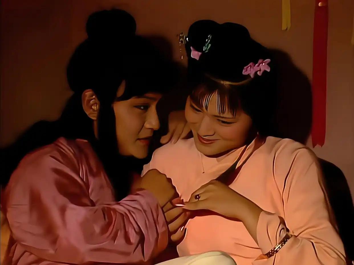 袭人的高光时刻，是晴雯被撵后，袭人特地将她的衣物偷偷送了过去。这些衣物价值三四百