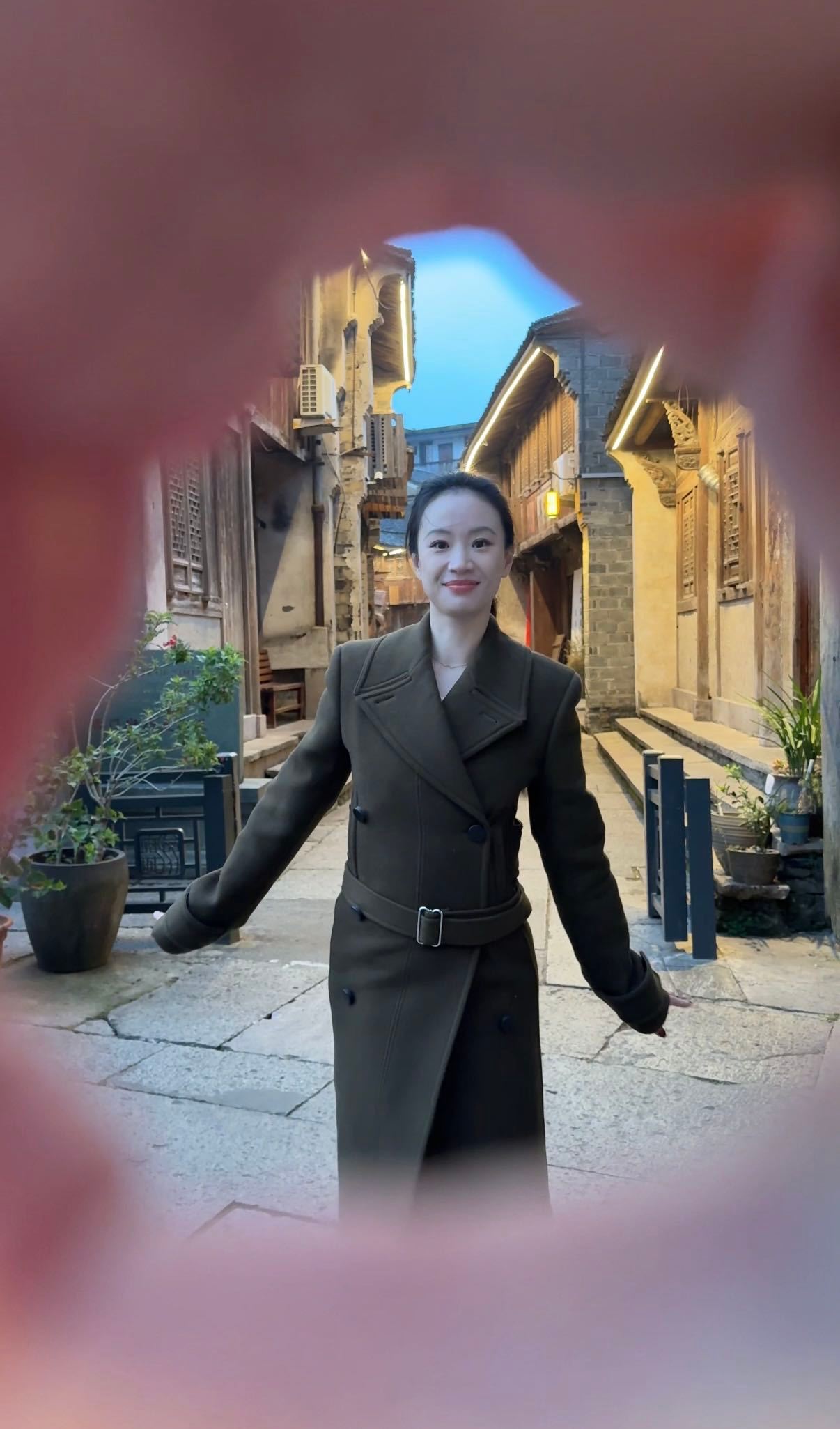 李梦台州造型是妈咪级别李梦台州大片拍起来没轻没重的就这个妈咪级别还得看李梦啊，在