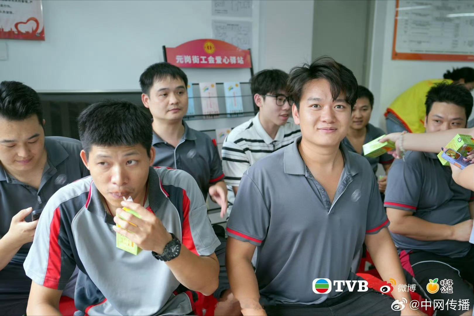 TVB剧组请快递员喝消暑饮品真正打动人的，从来不是宣传有多响，而是把尊重落到行动