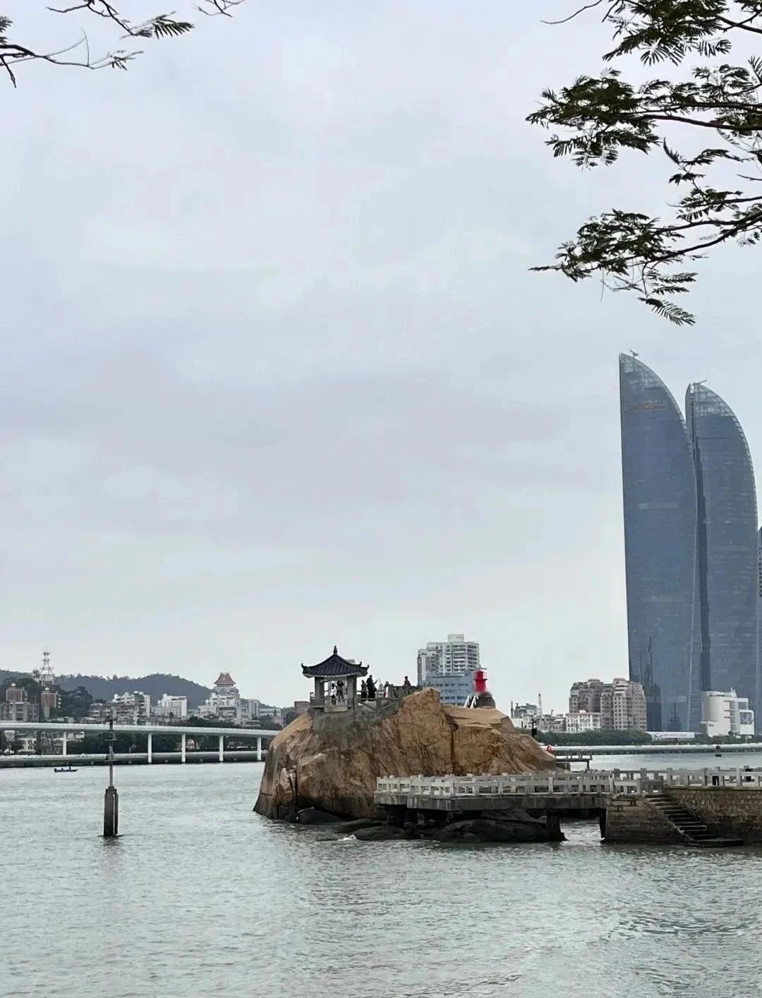 上联：海上楼阁耸
下联：[爆竹][爆竹][爆竹]
