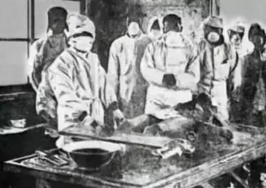 1941年，日本731部队的军医出于好奇，把活人绑在柱子上，抽掉他一半的血，再把