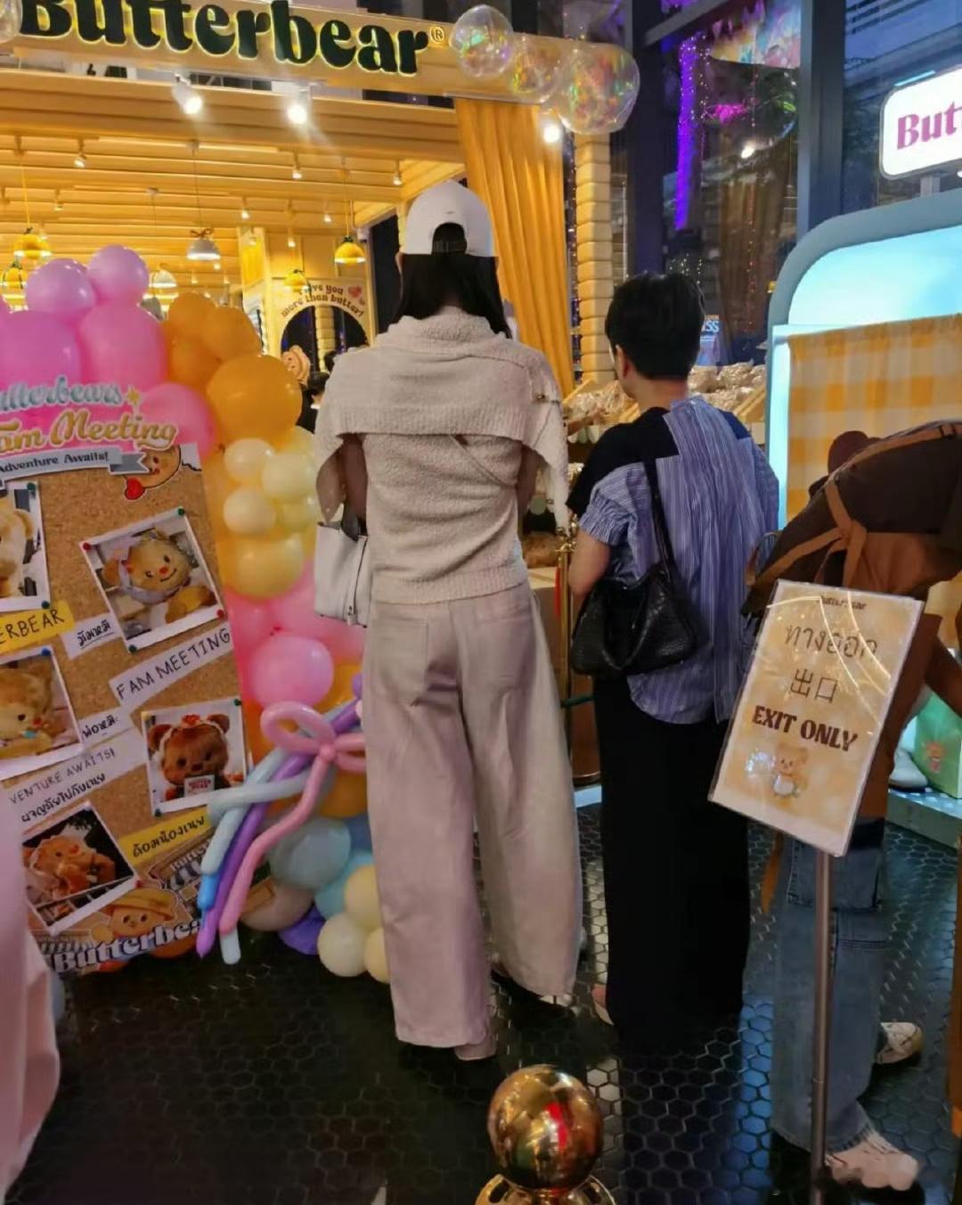 #奚梦瑶和婆婆排队买黄油小熊#喜欢黄油小熊 婆媳关系看起来也挺好的 [爱慕][爱