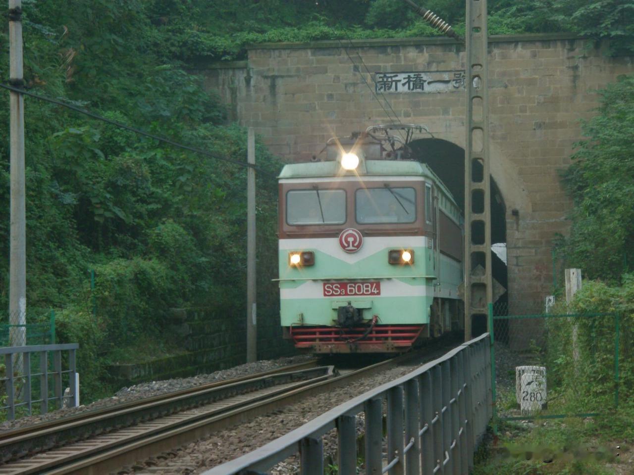2010年拍摄的襄渝铁路新桥一号隧道，这一段线路当时运行的主要是襄渝铁路和渝怀铁