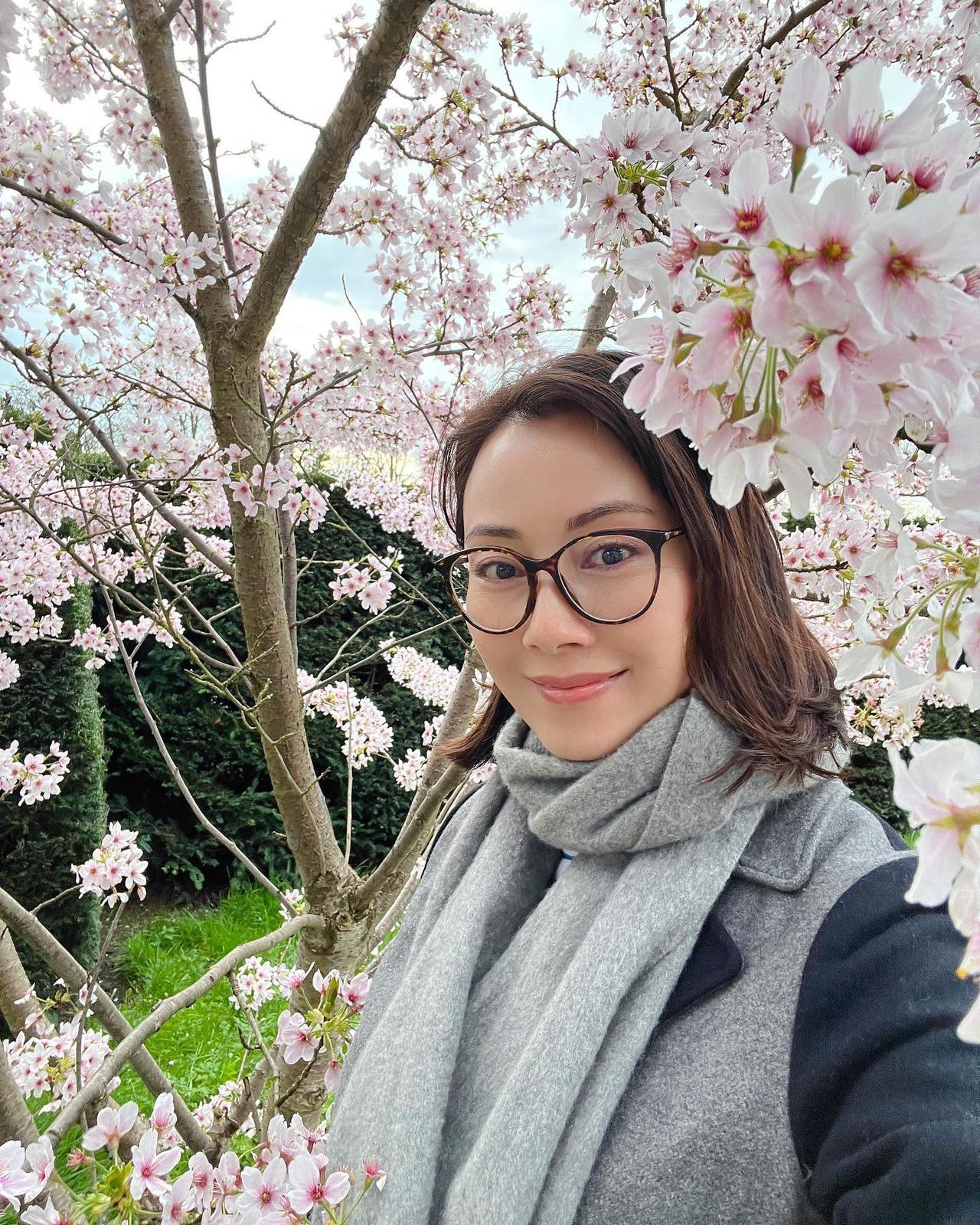 香港著名女星袁嘉敏的生活照，她今年已经39岁还没结婚，估计这个年纪找个适合的人不