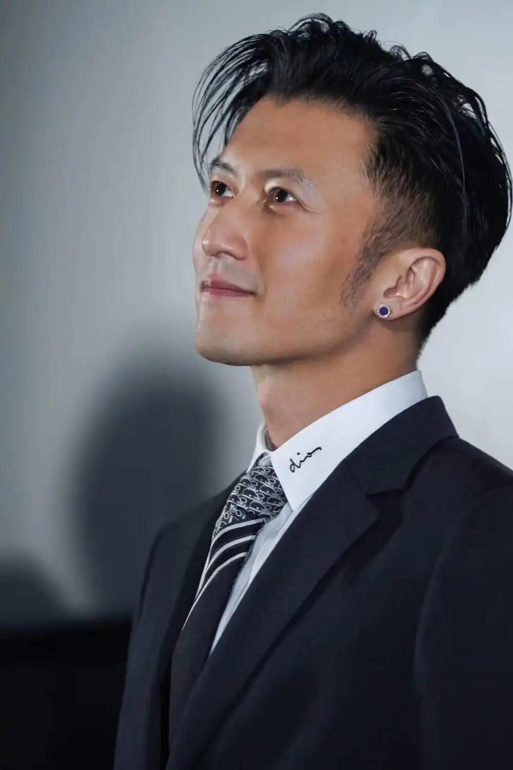 谢霆锋年轻的时候接受采访，当他得知自己登上香港富婆最想包y的排行榜第二名，他的第