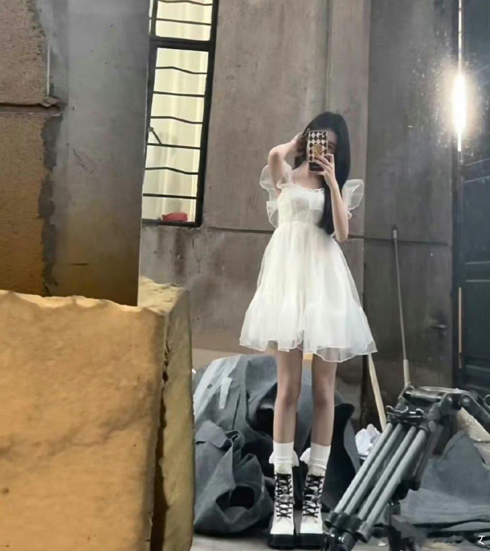 鞠婧祎真的以为自己是大长腿吗 ​​​