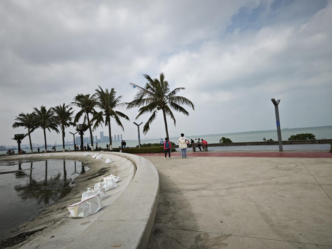 分享一张最近随手拍的照片海口的海边，椰风轻轻吹，脚步慢慢走，烦恼好像都被海浪卷走