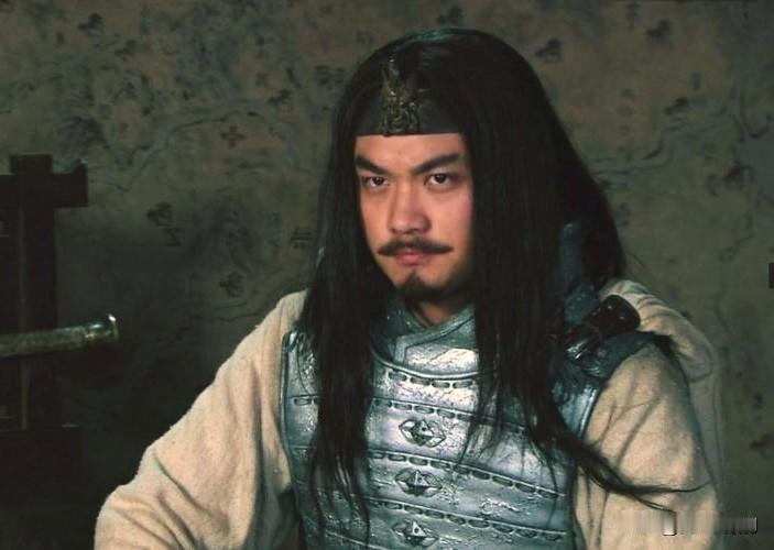 马超出身名门，又是曾经的诸侯，性格里自带高傲。可到了蜀汉阵营，他的身份变得极其尴