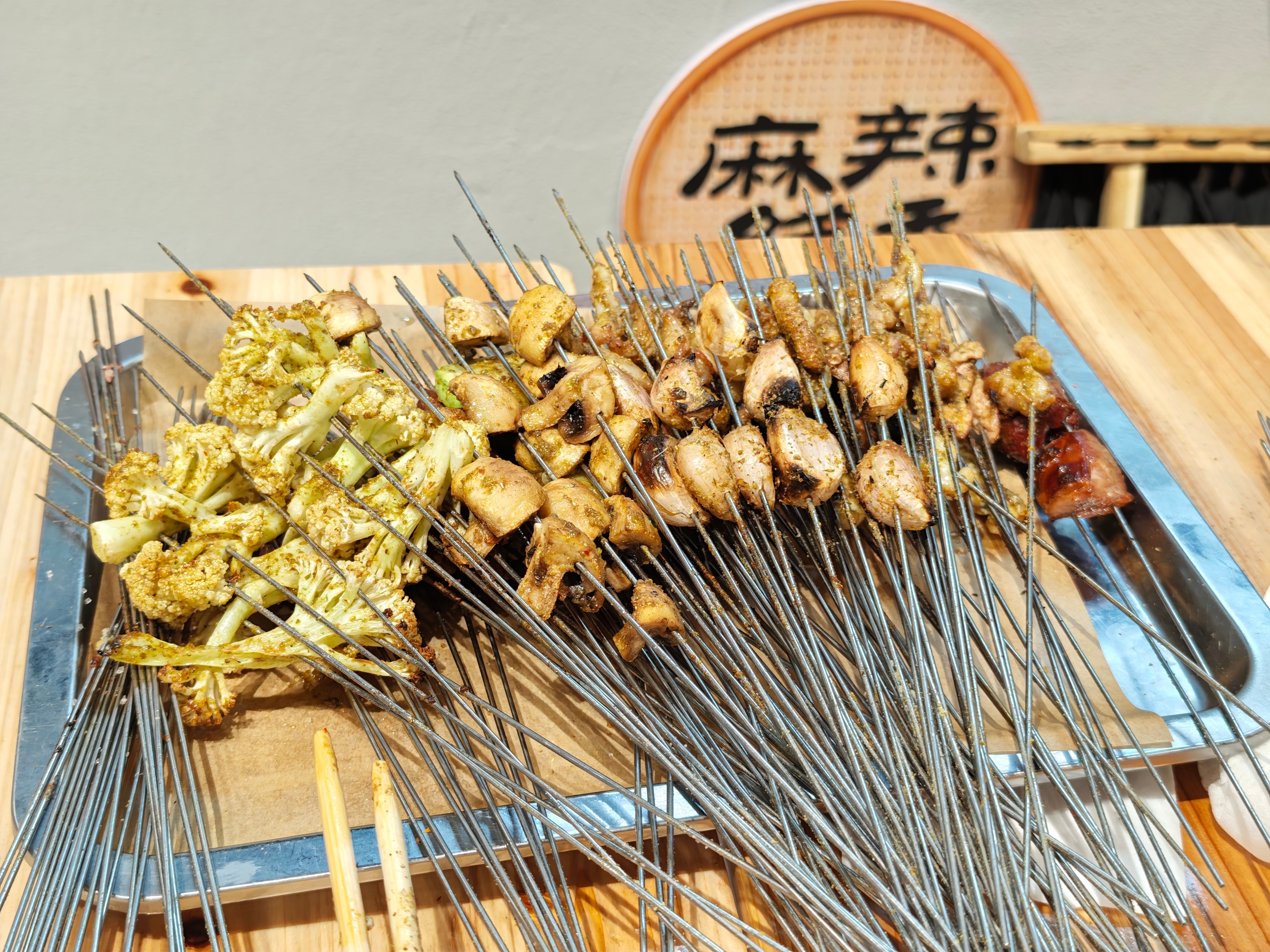 夏天吃烧烤真难，排队排死我了