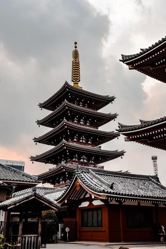 日本今天发生了7级地震，从画面上看，震动十分剧烈，但很少有房屋倒塌的现象。日本是
