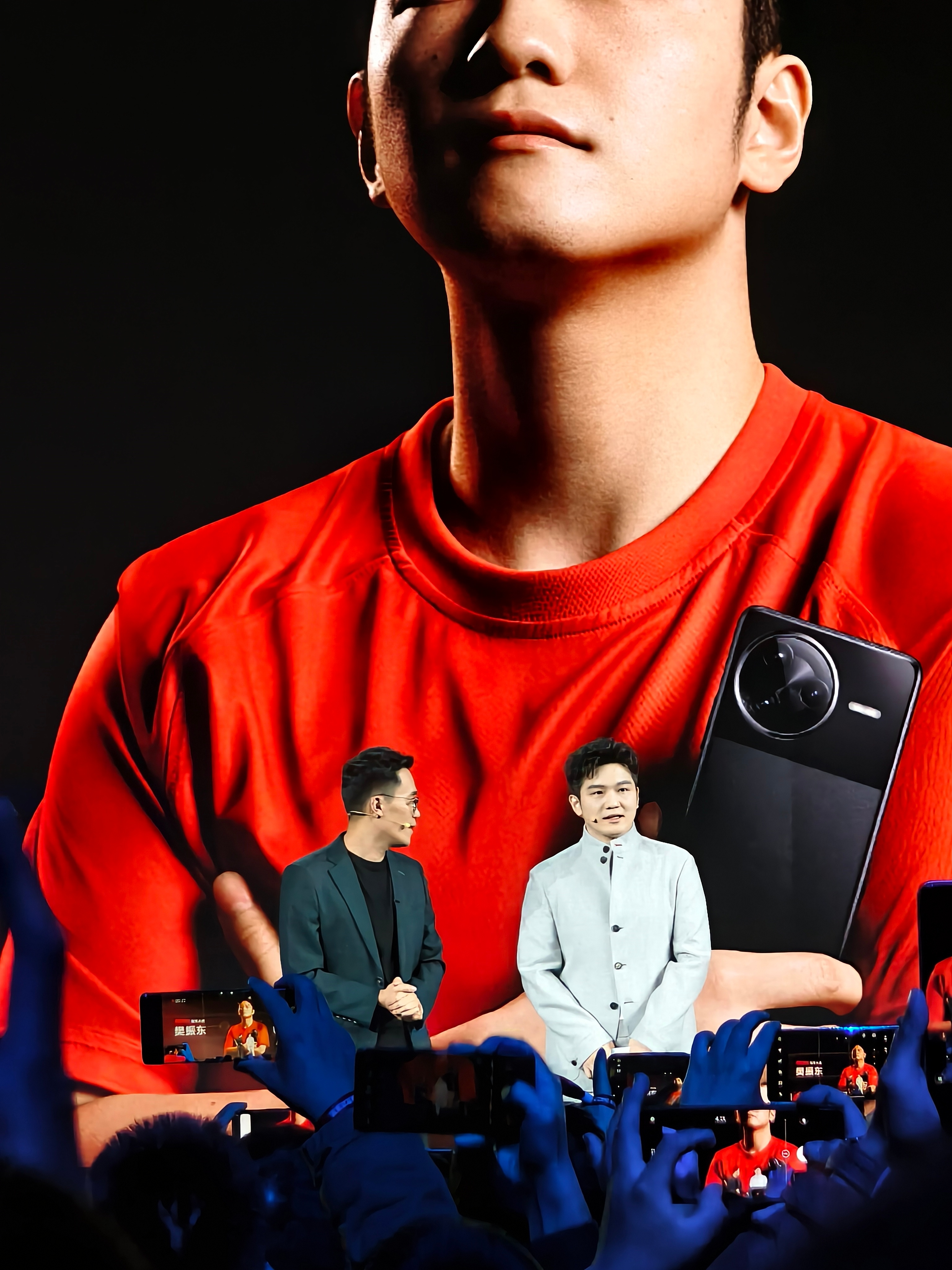 樊振东现身K80发布会 樊振东是 REDMI 的冠军大使，也来到现场了。 