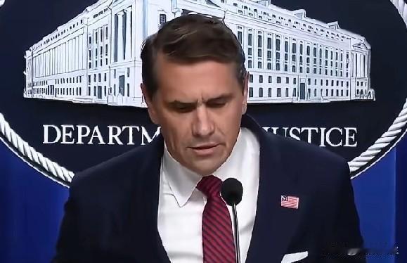 代理司法部长托德·布兰奇表示，前FBI局长科米因涉嫌威胁特朗普总统被起诉两项重罪