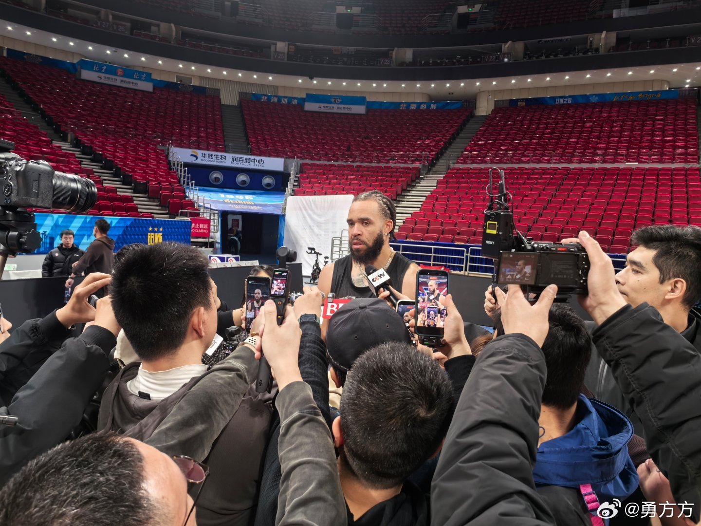 北京首钢 麦基：我来就是来赢球的，期待这里坐满观众的时刻。 北京·华熙LIVE五
