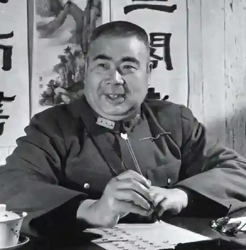 冯玉祥手握42万大军，实力仅次于蒋介石，为何是最先被搞垮的？

1930年，中原