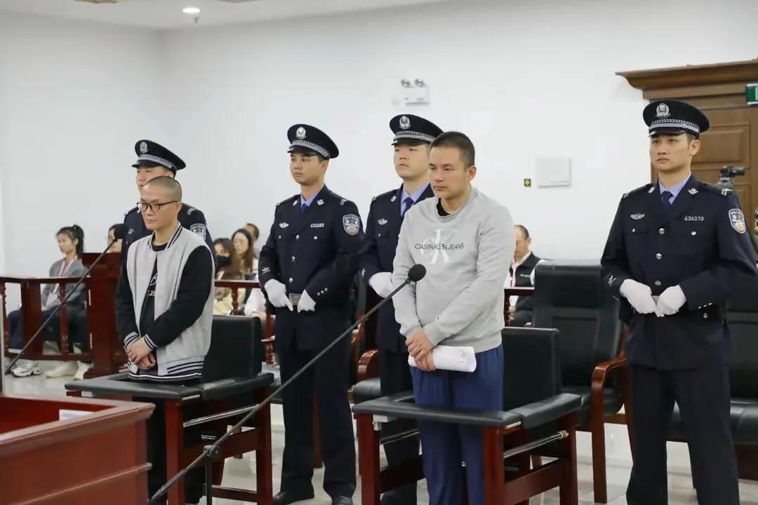 涉故意伤害罪等， 湘雅二医院副主任医师刘翔峰一审获刑17年。

他为了钱财，对病