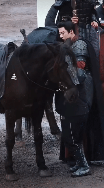 我的老天奶 刘宇宁脚丫子骨折上马都不用踩箱子 