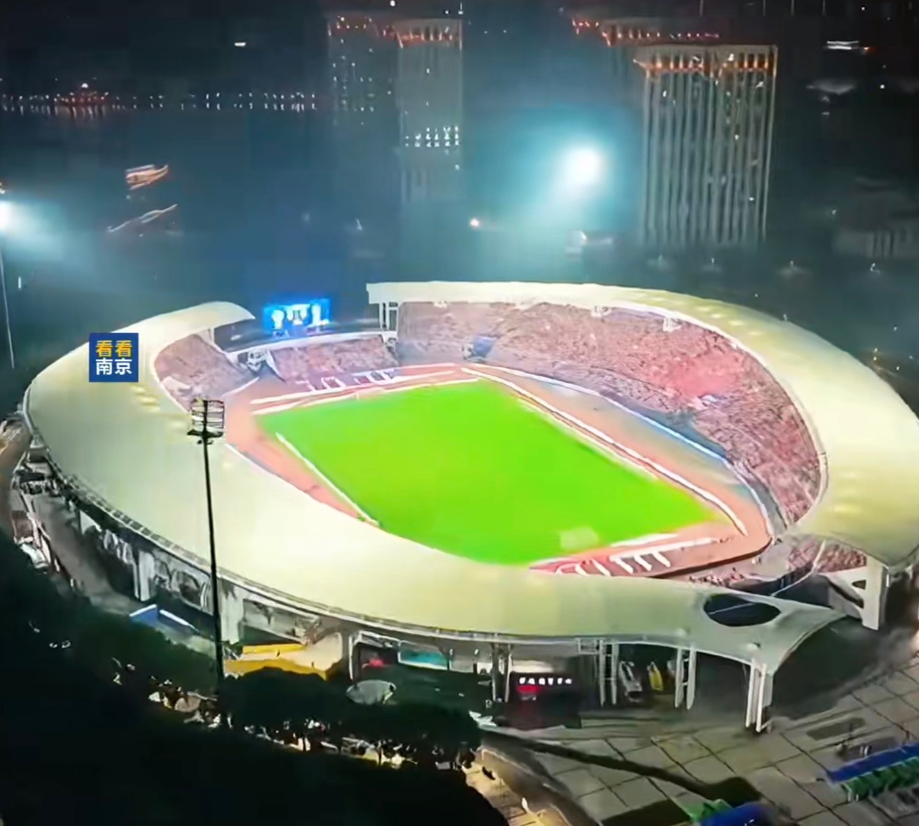 苏超直播实力派周深来了，而且这仪式感太强了，十三太保排面都拉满了，感觉比看国足的