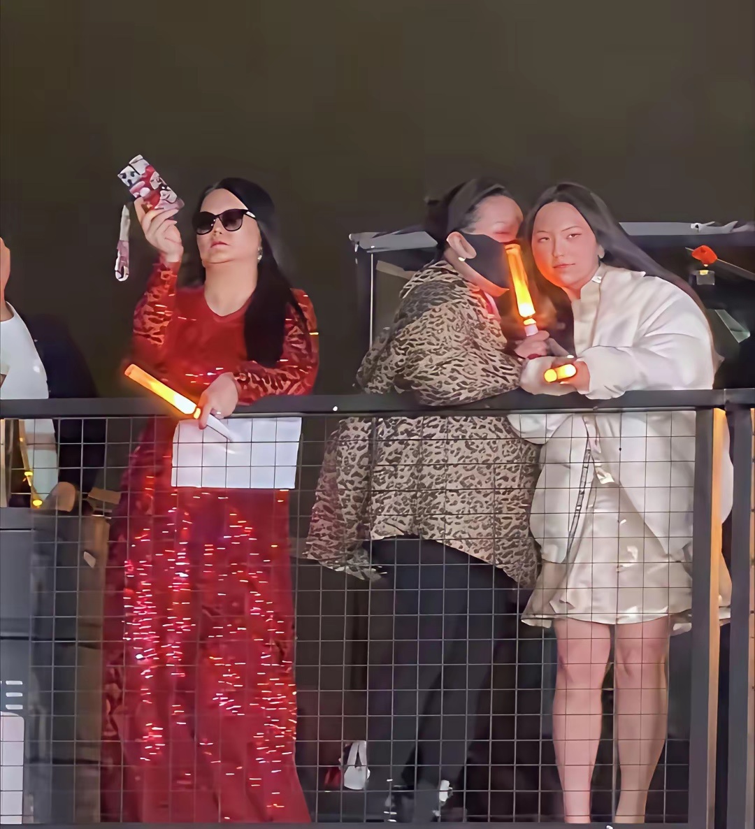 李湘带王诗龄香港看张艺兴演唱会，母女俩打扮太隆重，不像看演唱会更像赴晚宴。  