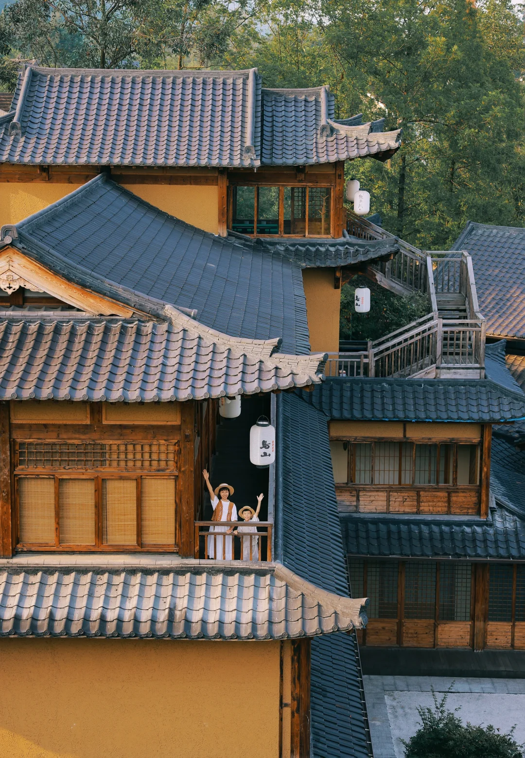 街子古镇遛娃｜玩水、泡汤、喂梅花鹿！