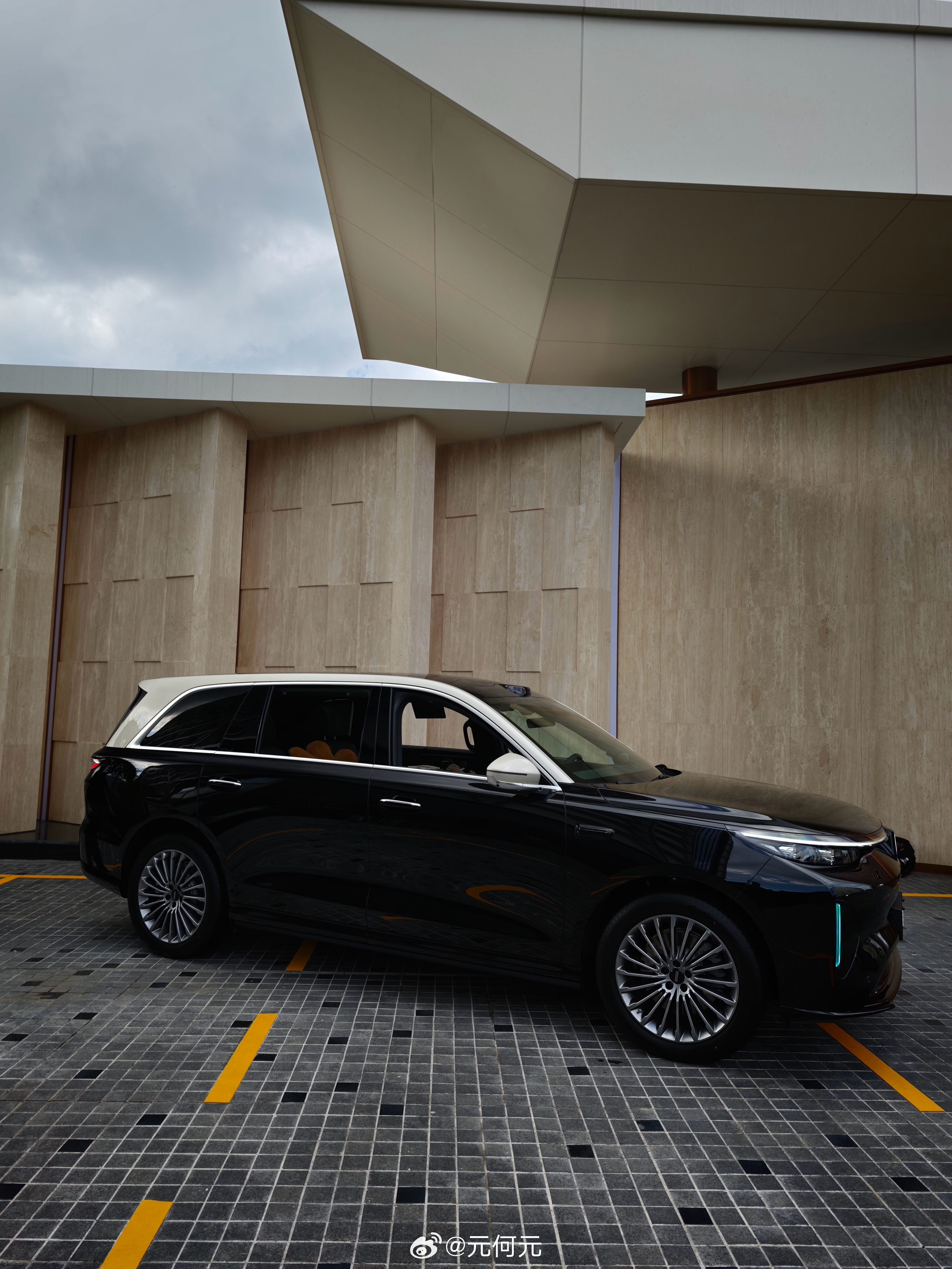 V9X在试驾酒店门口摆了一台床车，看来后续也会出大床垫能露营了。 