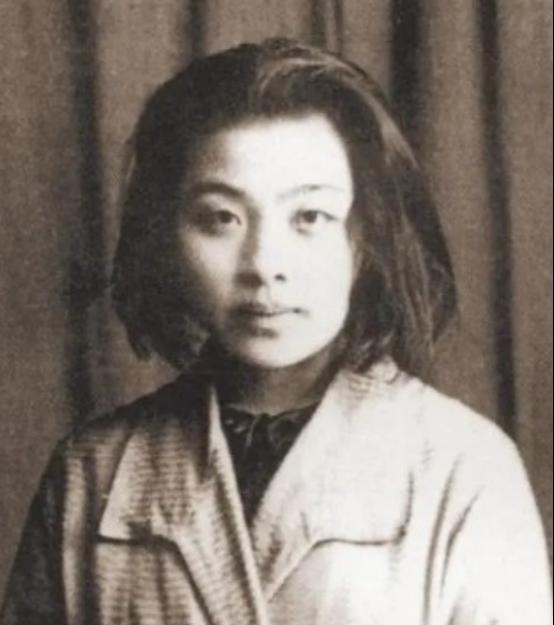 1928年，才女丁玲同时爱上了两个男人，并提出了三人同居，不可思议的是，她的想法