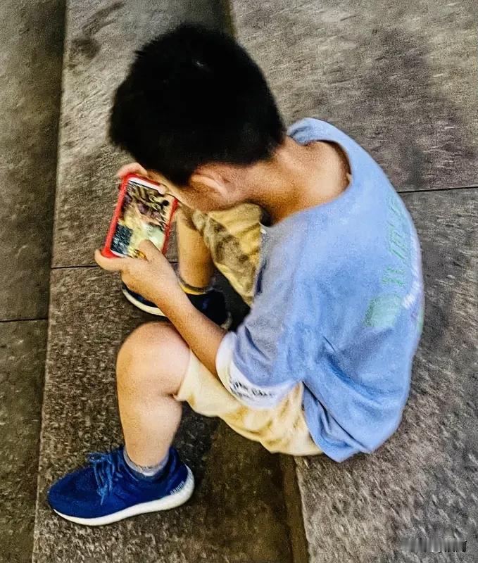 说“游戏害了年轻一代”，这可太片面了。
游戏确实容易让人沉浸，产生一些不切实际的