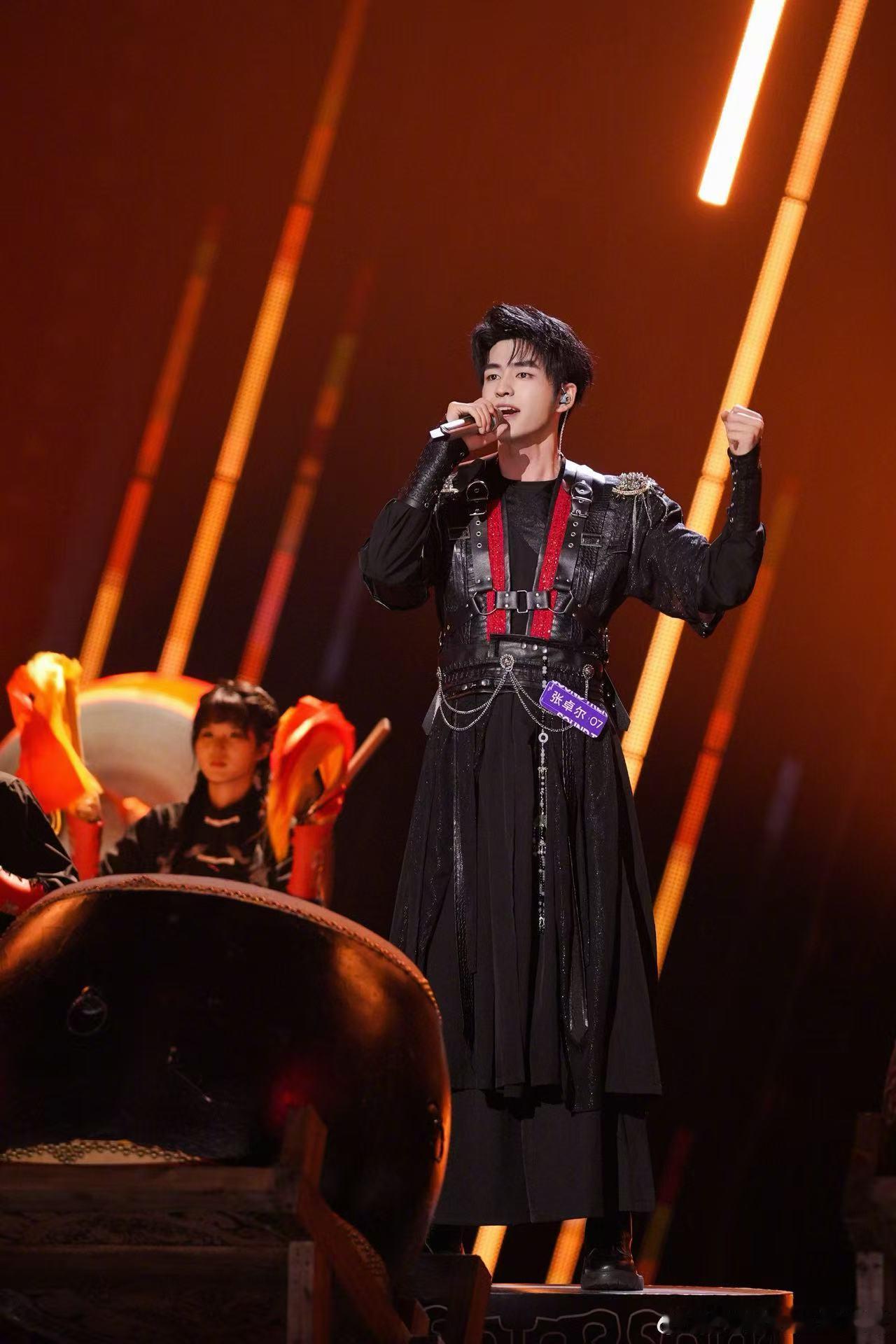 华晨宇自拍视角下的那英张卓尔声鸣远扬收官声鸣远扬 被收官的自拍视角同框戳中了，画