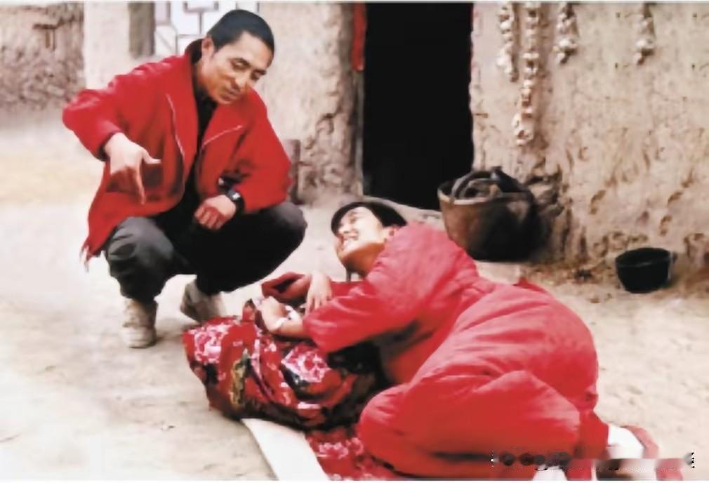 时光回到1987年《红高粱》拍摄现场，定格张艺谋给巩俐认真讲戏的珍贵一幕。
原本