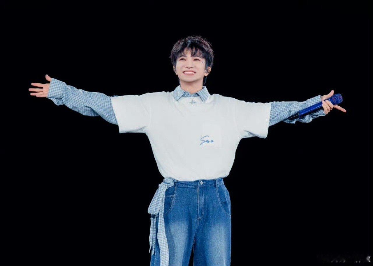 看完座位图直接心跳加速！这布局太懂粉丝心了，延伸台就是为互动而生。21号注定是不