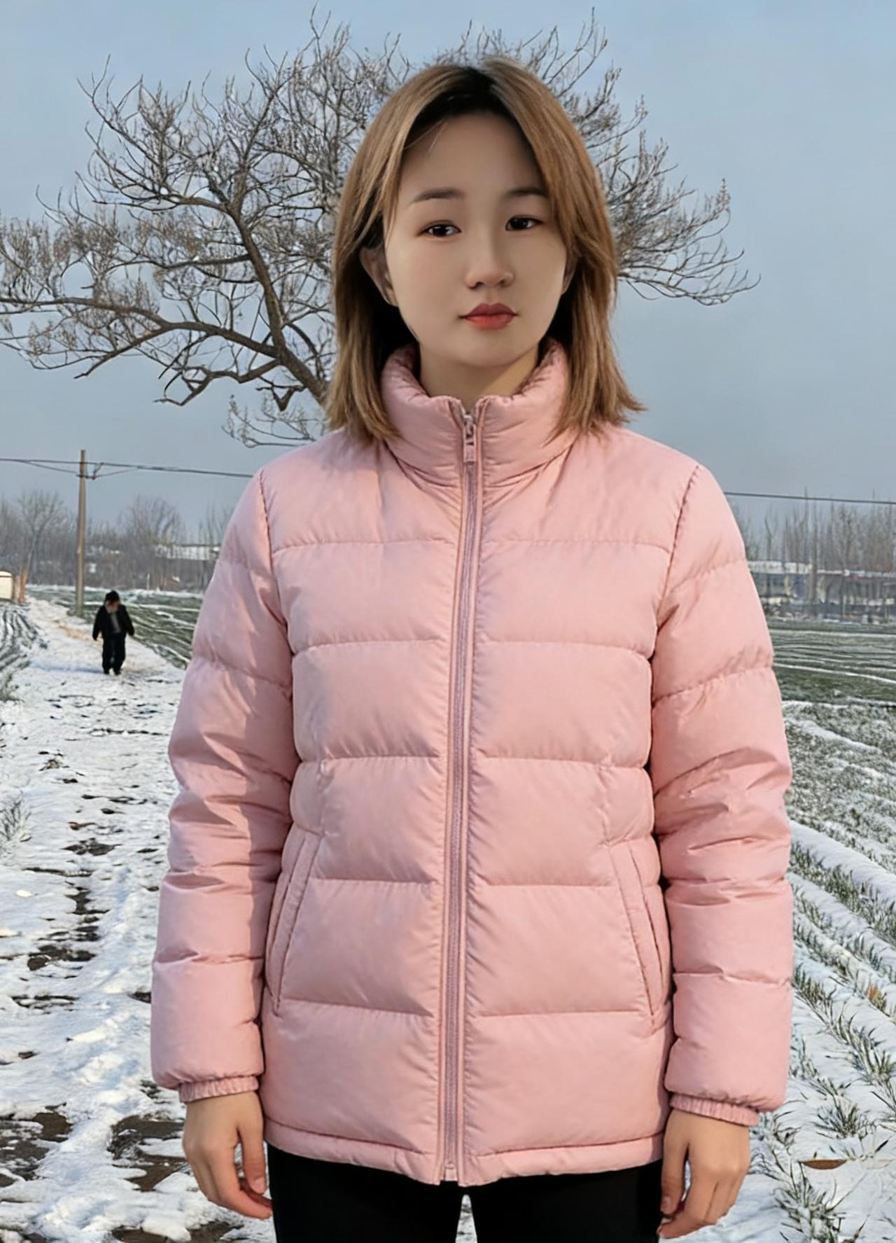 裘衣立尽雪霏霏，短发簪霜色更微。
莫道人间寒彻骨，心藏暖日待芳菲。